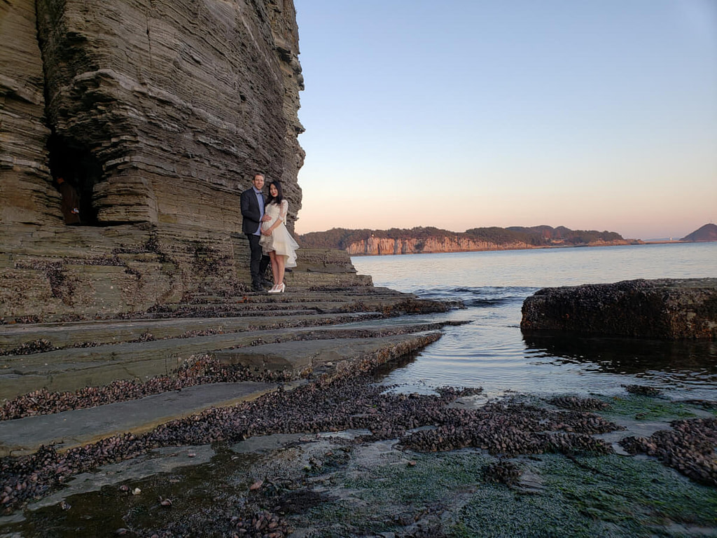 Pregnancy photo shoot at rocky cliffside