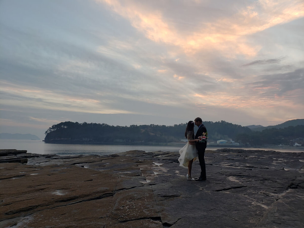 Wedding photo standing around the rocks and seaside