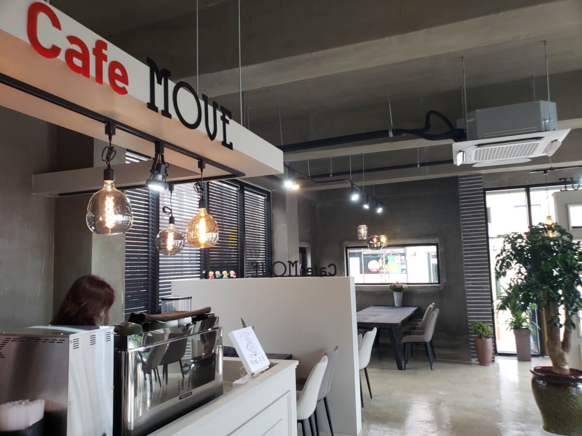 Café Move interior near ordering station next to large table