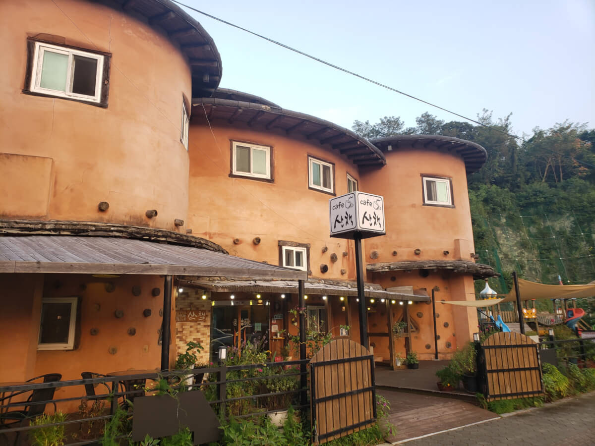 Sanchaeg café with cylindrical shaped structures and little windows