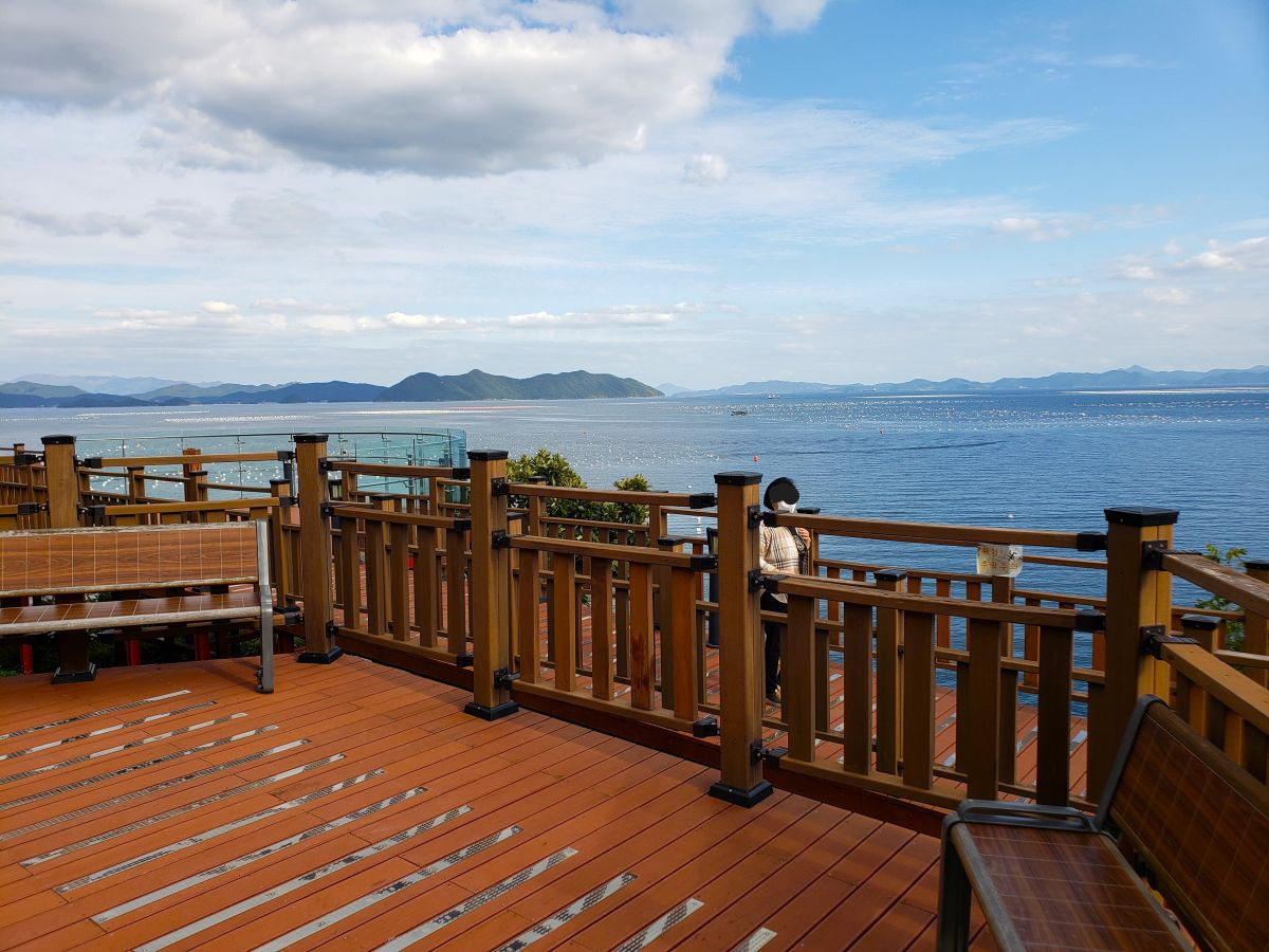 Boardwalk along the coast at Haemaji park