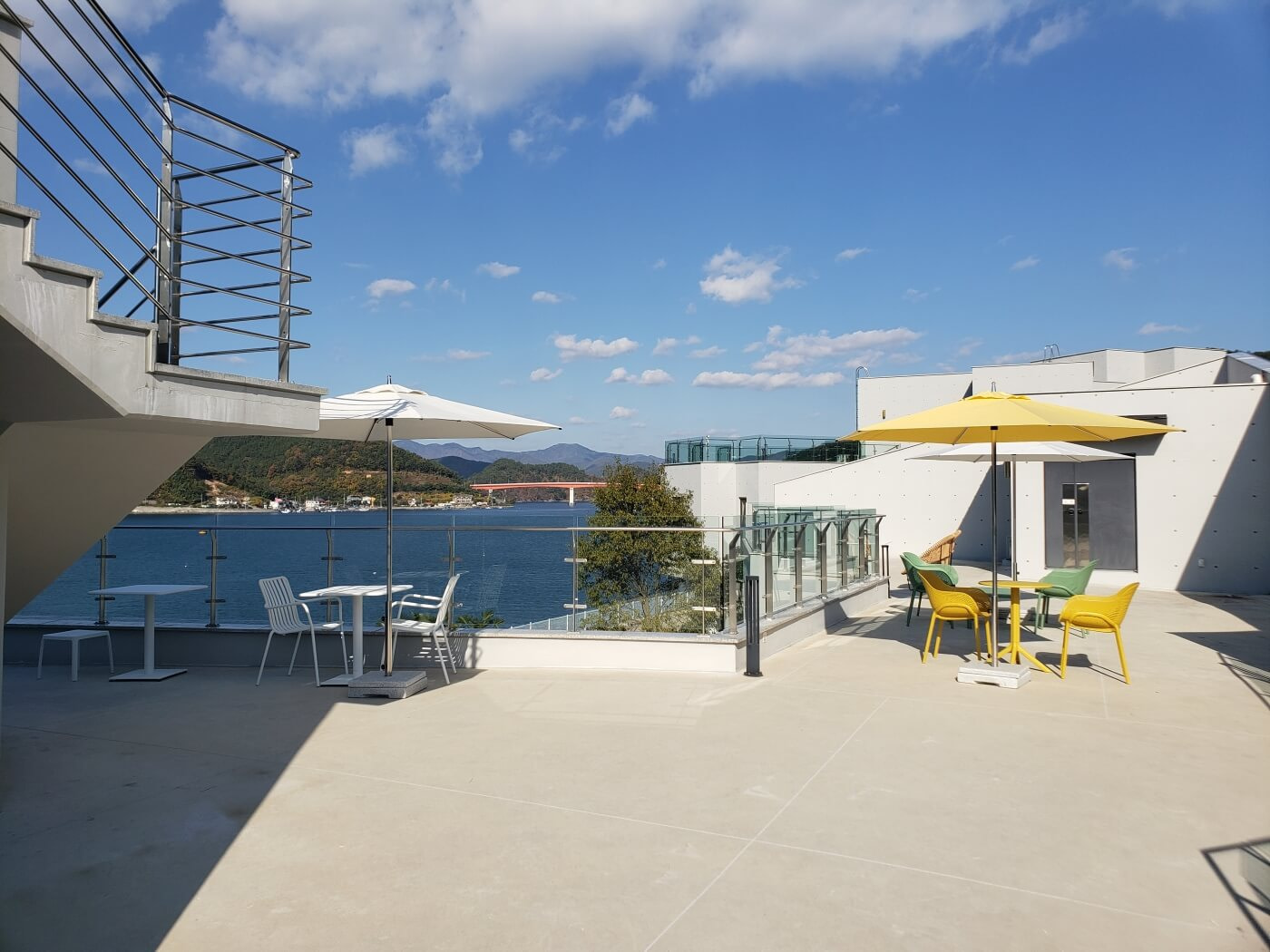 A lot of open space on the second floor balcony of Nessun Dorma