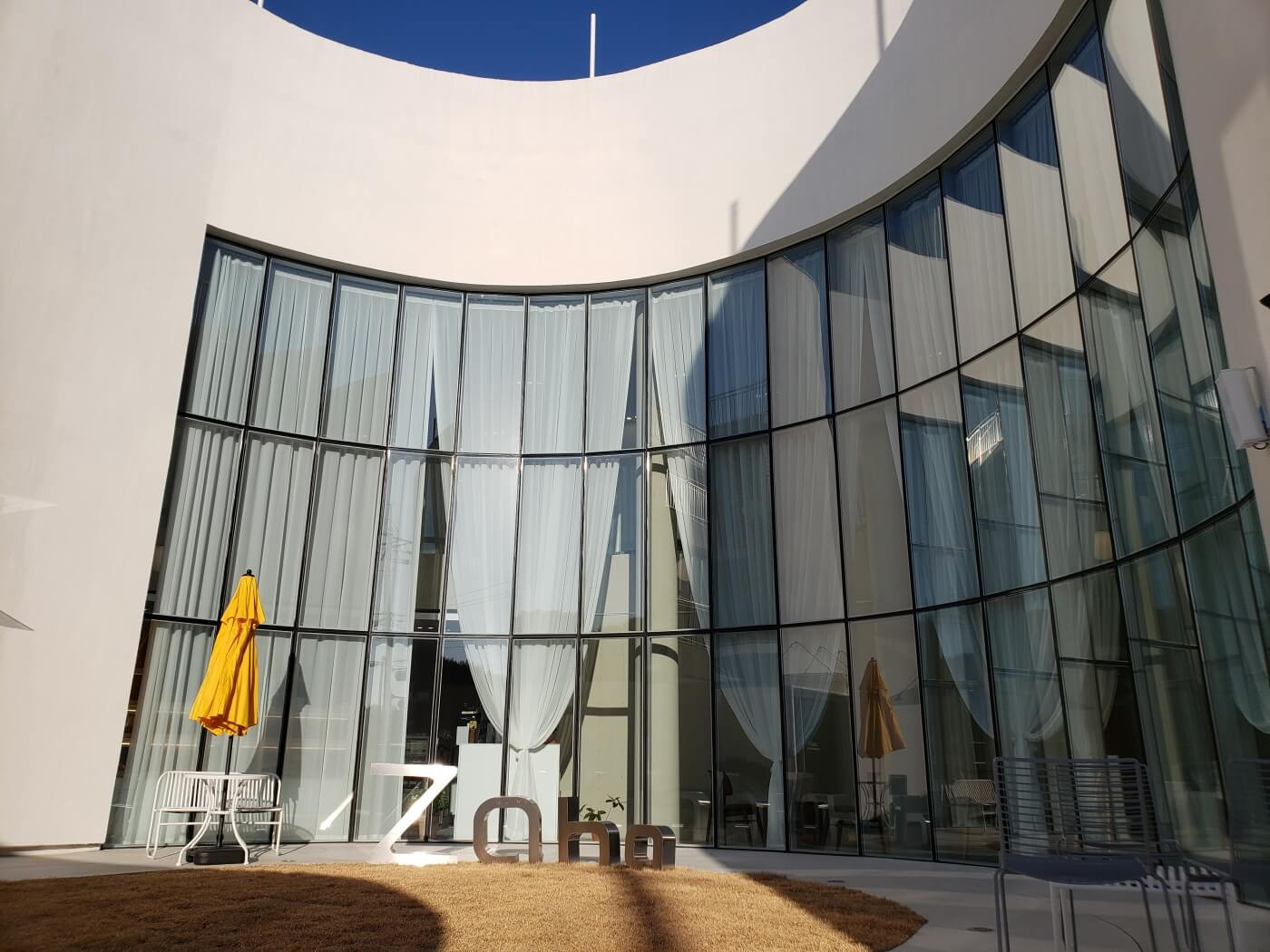 The curved building of Café Zaha around a circular area