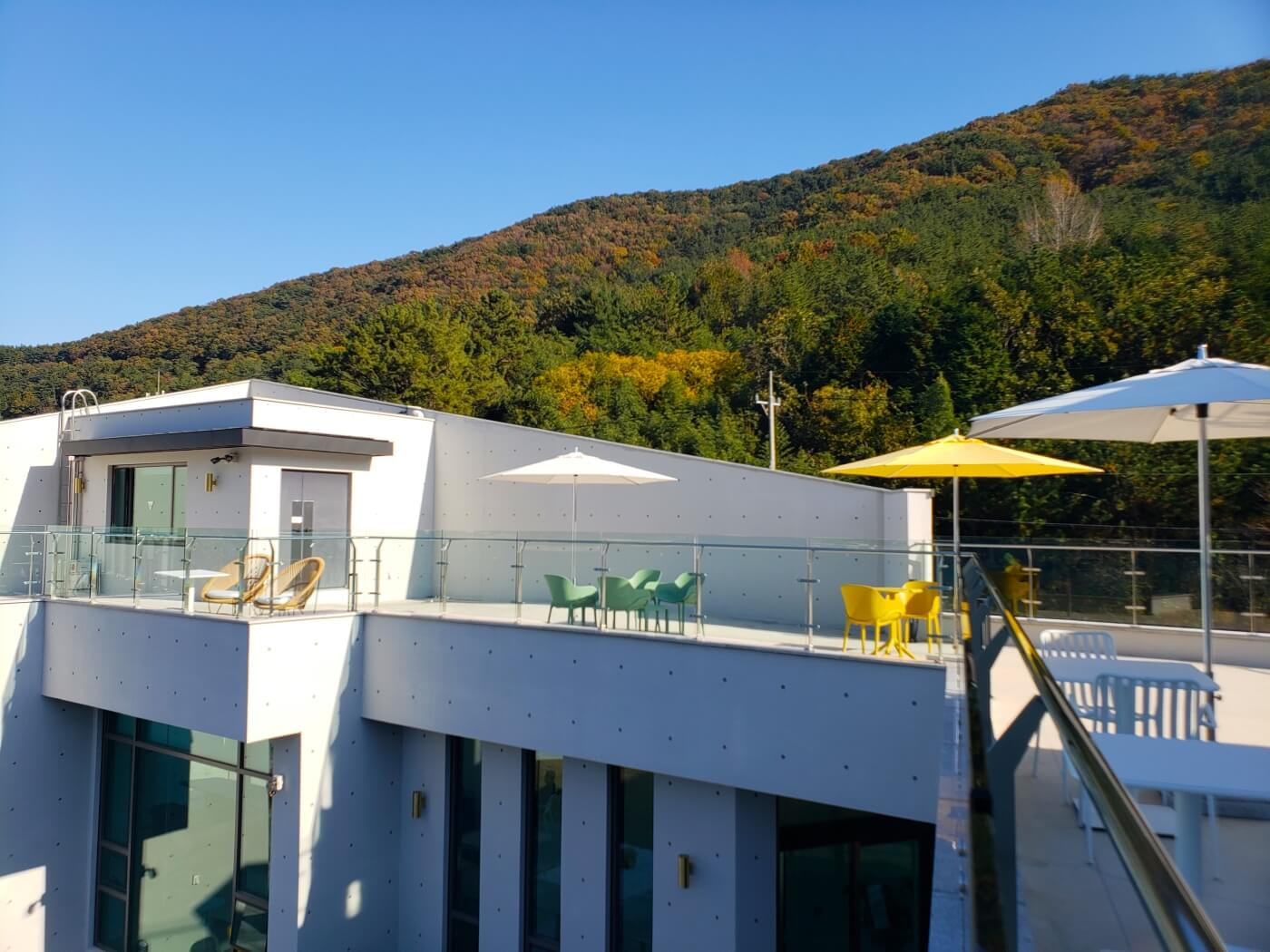 A mountain behind a café