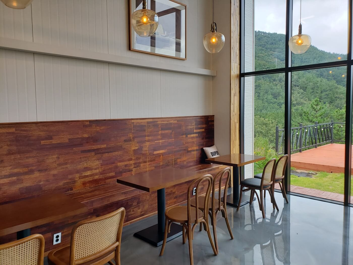 Wooden seating in Dupoli Cafe