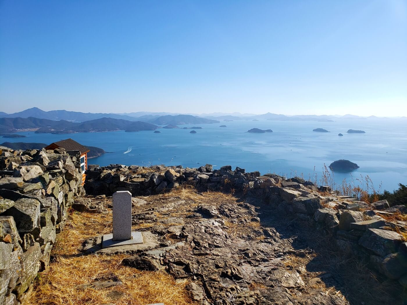 The headstone of Jwaisan surrounded by a rock wall