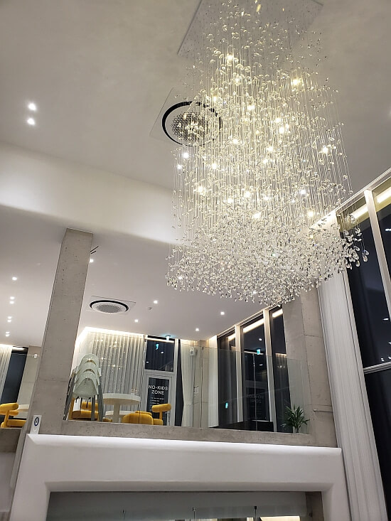 Korean café interior design sparkly clear crystal-glass-like lights