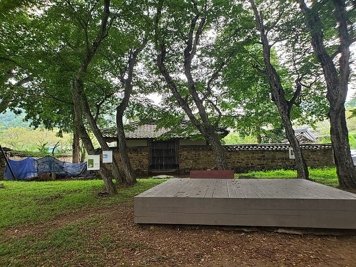 Small hanok remains at Jangsan Forest