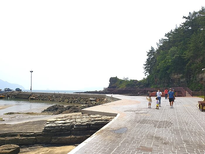 Beginning of boardwalk at Sangjogam Park