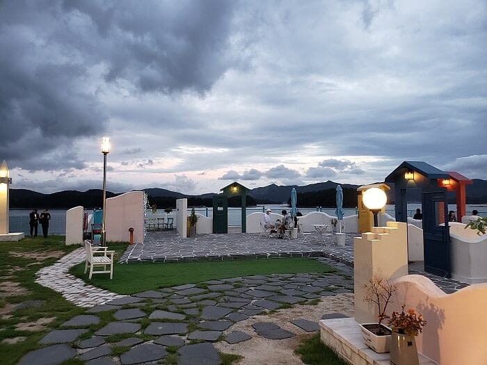 A cloudy sky overhead at the grounds of Doors Café