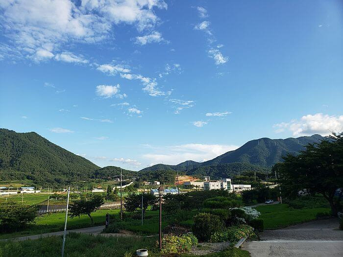 The uphill driveway for Café Rio overlooking the mountains