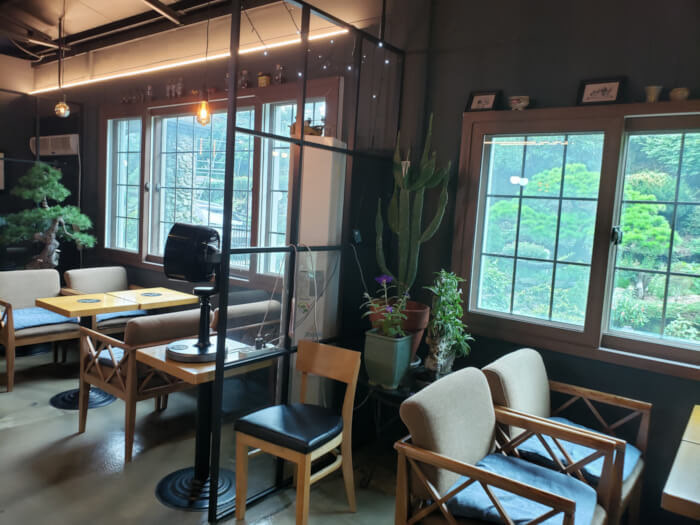 Tables along the windows inside Chunhwaui Jeongwon café