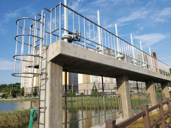 A ladder leading up to water control valves where Sunam Reservoir is fed from the larger sea