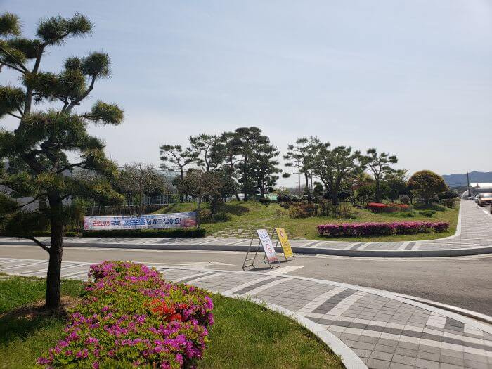 Landscaping around Goseong Agricultural Technology Center including red and pink flowering bushes