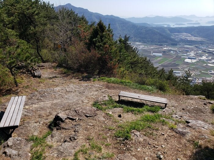 Rest area on ridge with a bench and a nice view on each side and