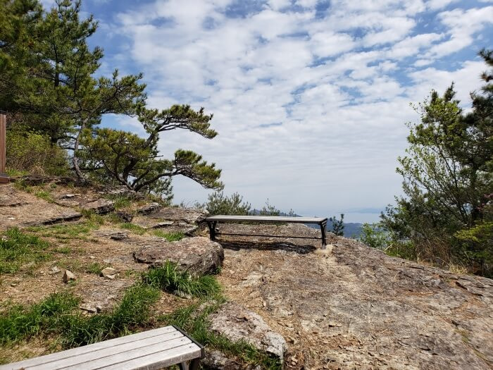 Double-sided lookout area on the ridge with a bench on each side
