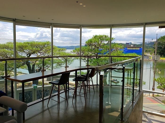 Chairs along a strip table overlooking a view out a large window