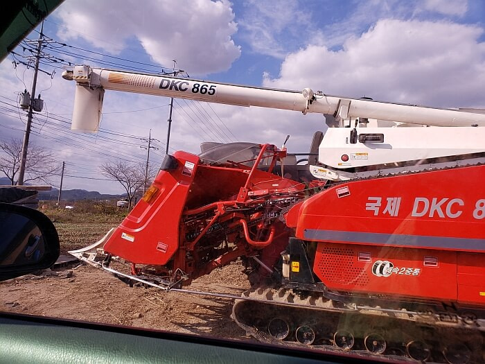 A side view of a rice harvesting machine
