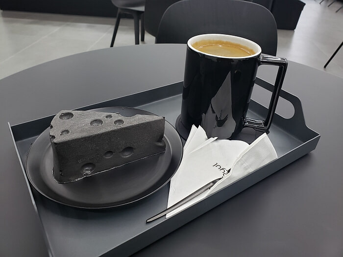 Black cheesecake and coffee at Ryul Café