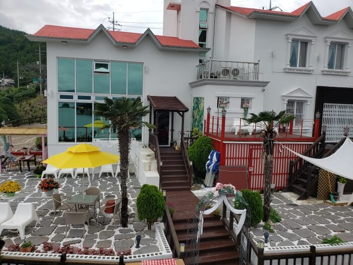 Outdoor patio area at Repos Café and pension