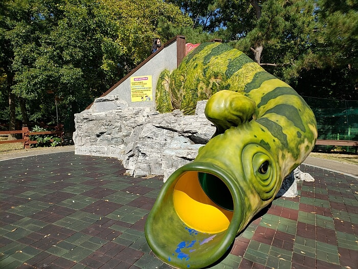 Playground slide in the shape of an eel mouth