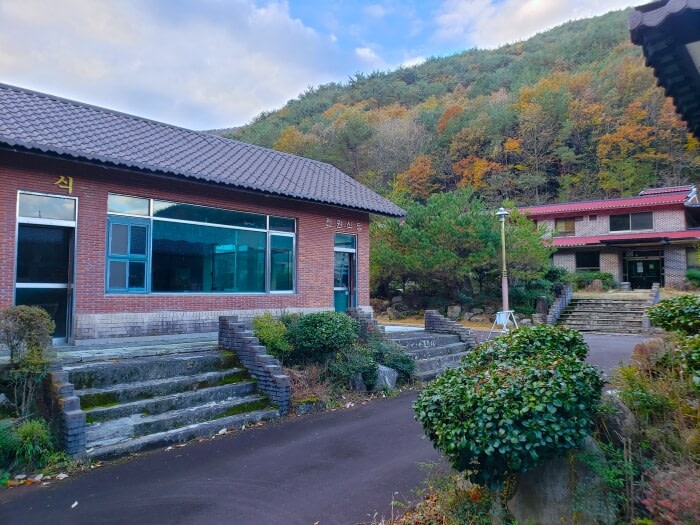 A restaurant in a park