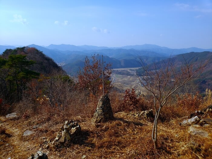A smaller peak next to Suri Peak