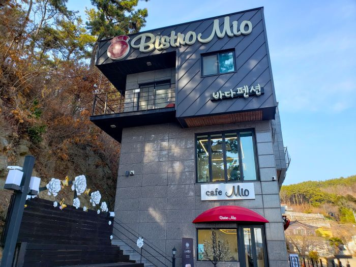 Bistro Mio Restaurant and Café along a hillside