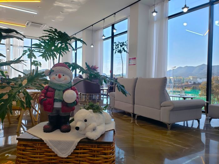A snowman decoration and plants arranged in Crepe Lion Café