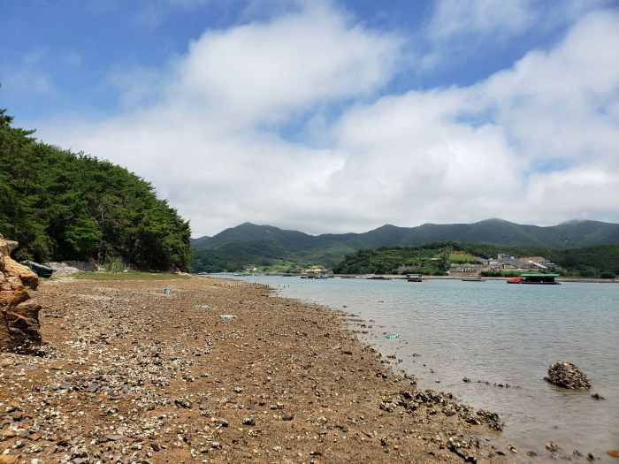 Low tide on the shore of Boli Island in Goseong, Korea