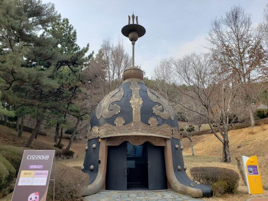 Yi Sun-shin TV room in the shape of a large helmet