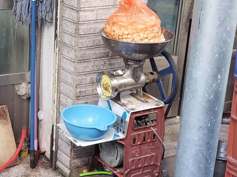 Garlic mincing machine