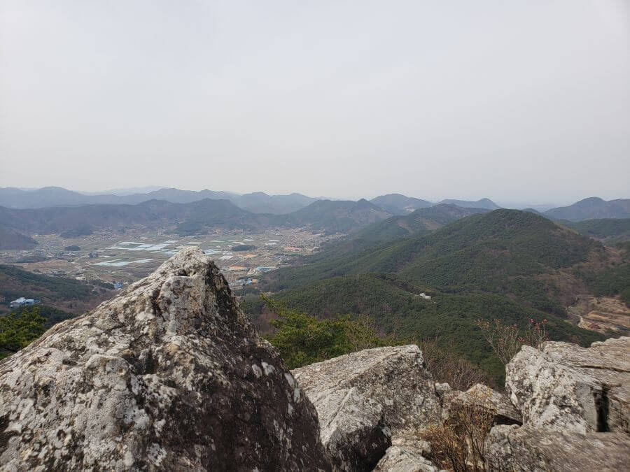 More large rocks around Jeokseoksan