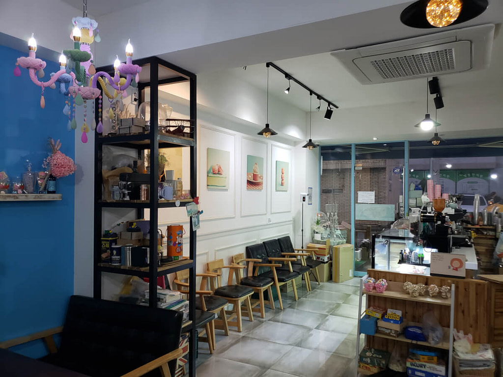 Dangdong Bakcine Coffee interior with colorful pink chandelier