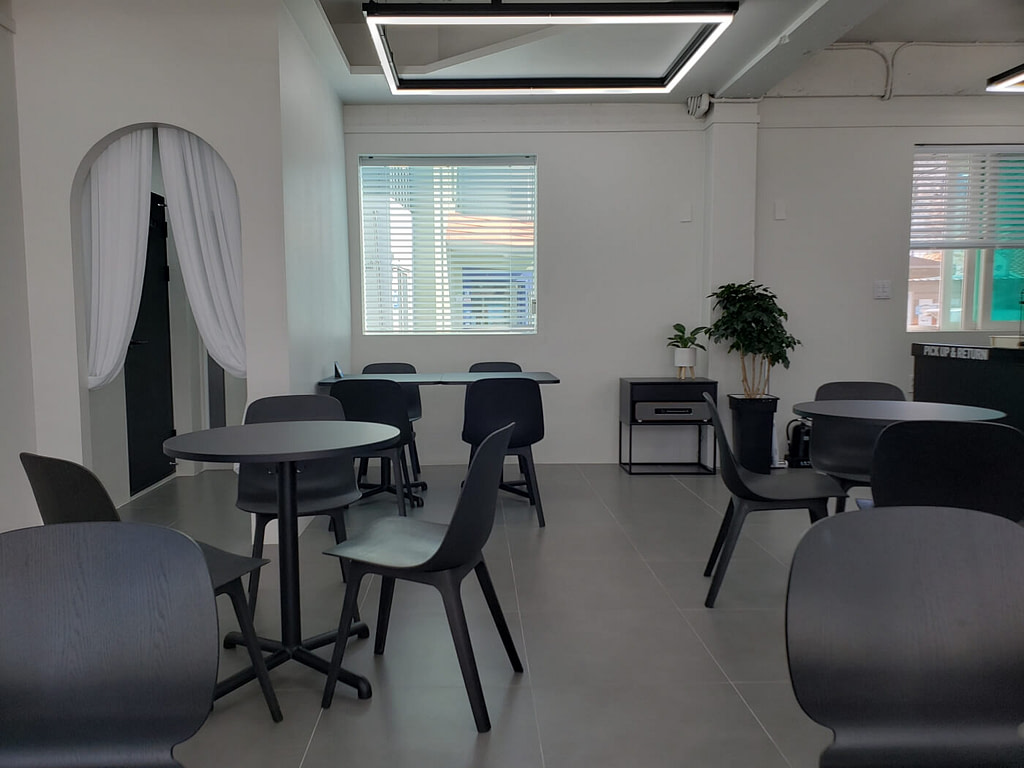 The very clean, black and white interior of Café Ryul