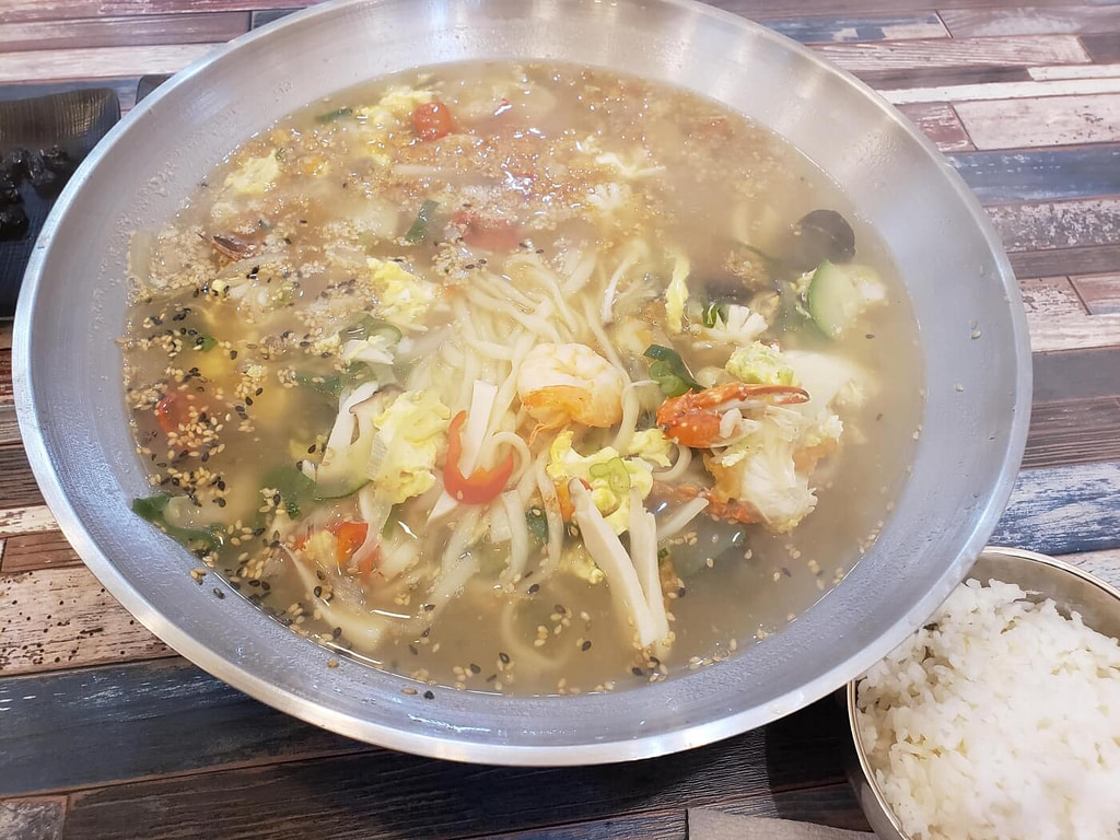 A steaming bowl of white jjampong or kalguksu