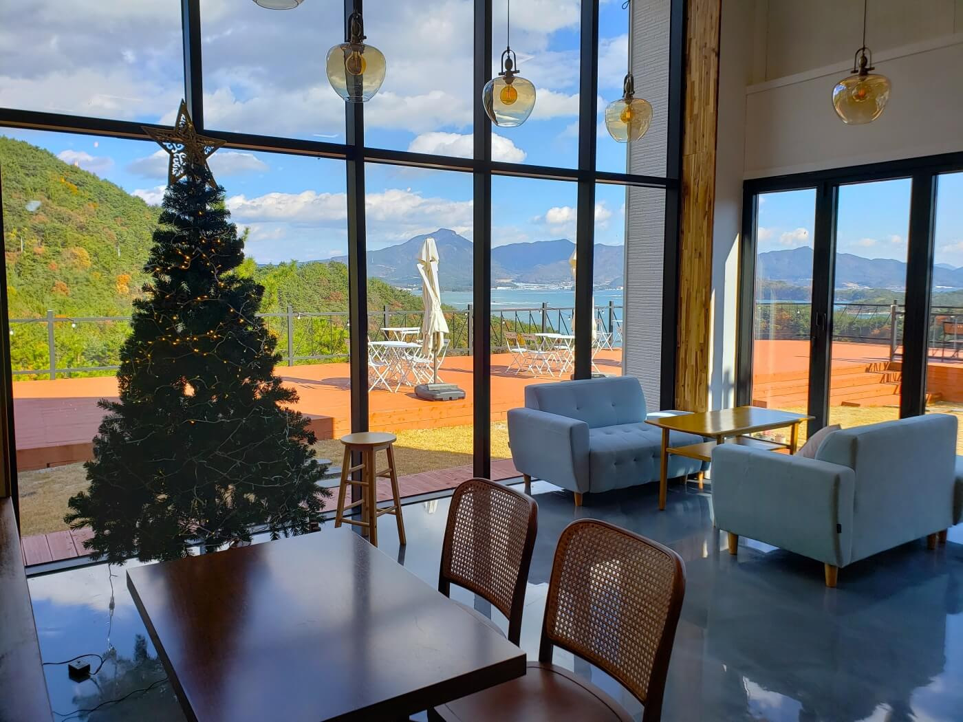 A Christmas tree and sofas in Dupoli Café
