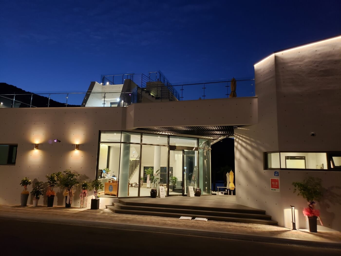 Nessun Dorma Café entrance at night