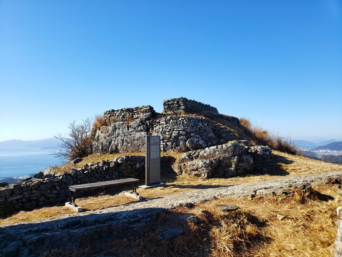 A signpost and bench next to the beacon station of Jwaisan