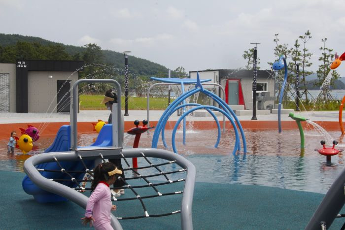 Kids playing at an outdoor water playground
