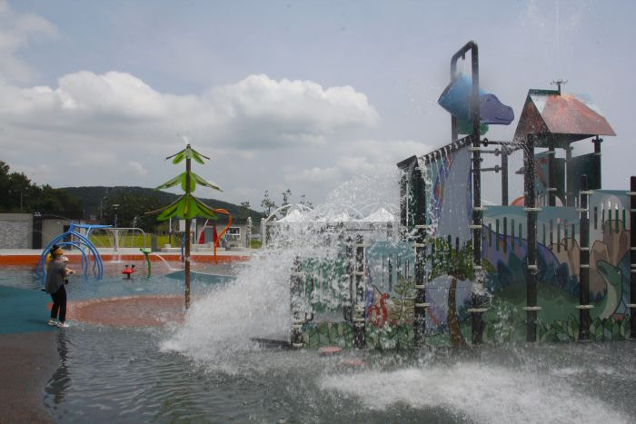 Water dumping on a playground in shallow water at Nampohang Park
