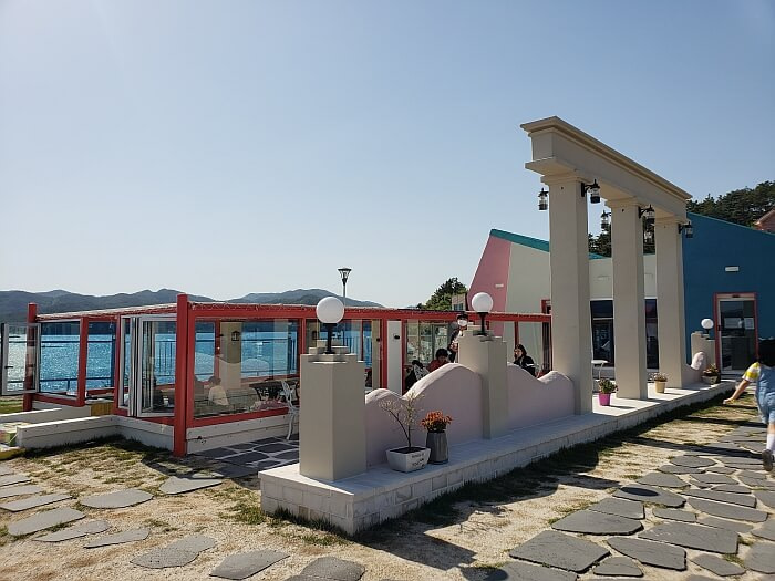 White pillars and structures around an outdoor seating area