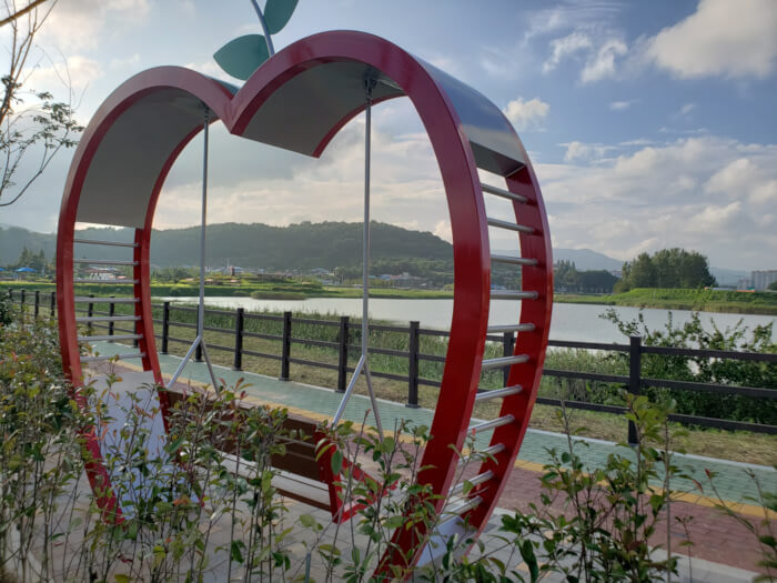 Heart or apple shaped structure around a bench facing a nice view of the Baegse Park and Sunam Reservoir