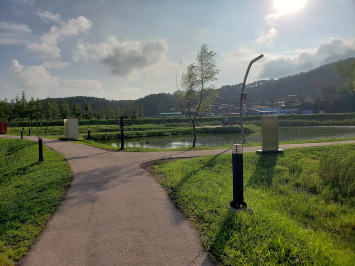 Paths around the water at Baegse Park
