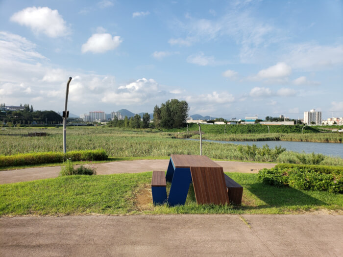 A picnic table overlooking the reservoir with mountains in the background