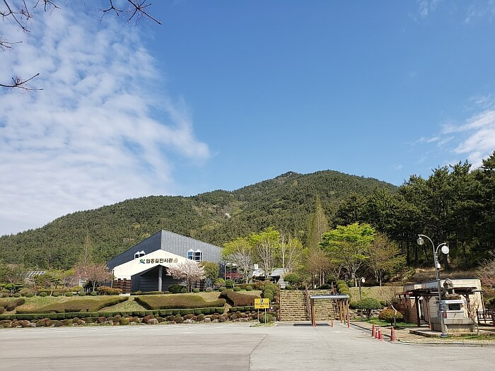 Georyusan Museum parking lot and front view of building