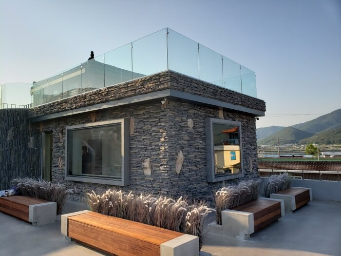 A third level balcony of Googjeong Café with a glass wall above the second level