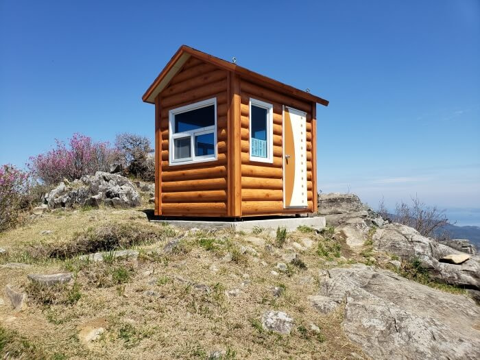 A closeup of the small shelter on the peak of Georyusan