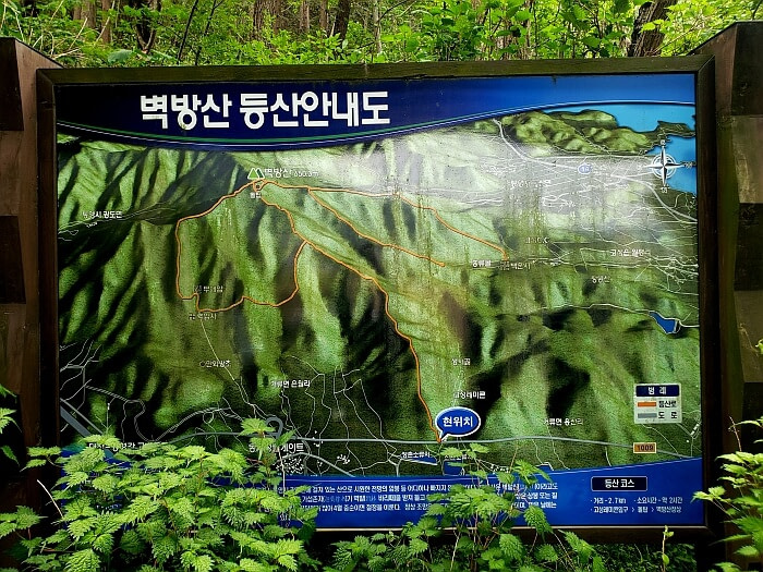A signpost showing a map of trails around Byeogbangsan