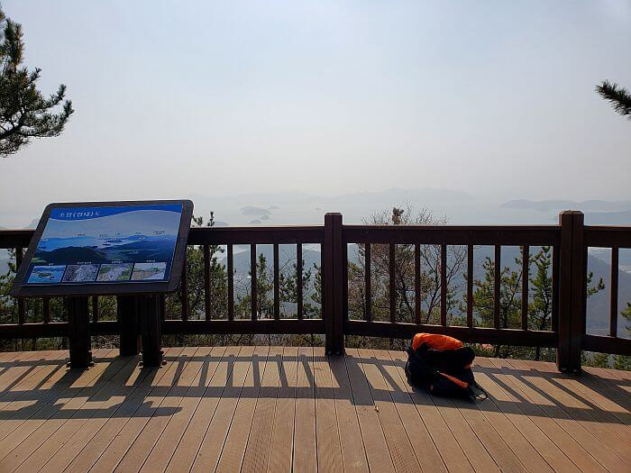 The lookout deck at Galmobong peak with a signpost and a backpack on the deck